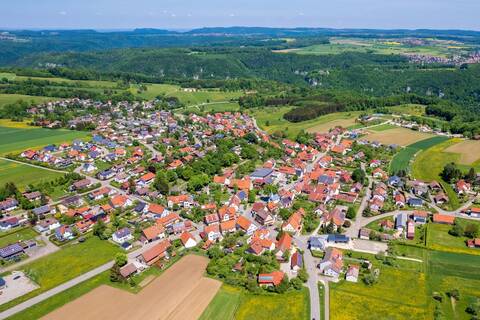 Luftbildaufnahme von Bad Urach-Sirchingen