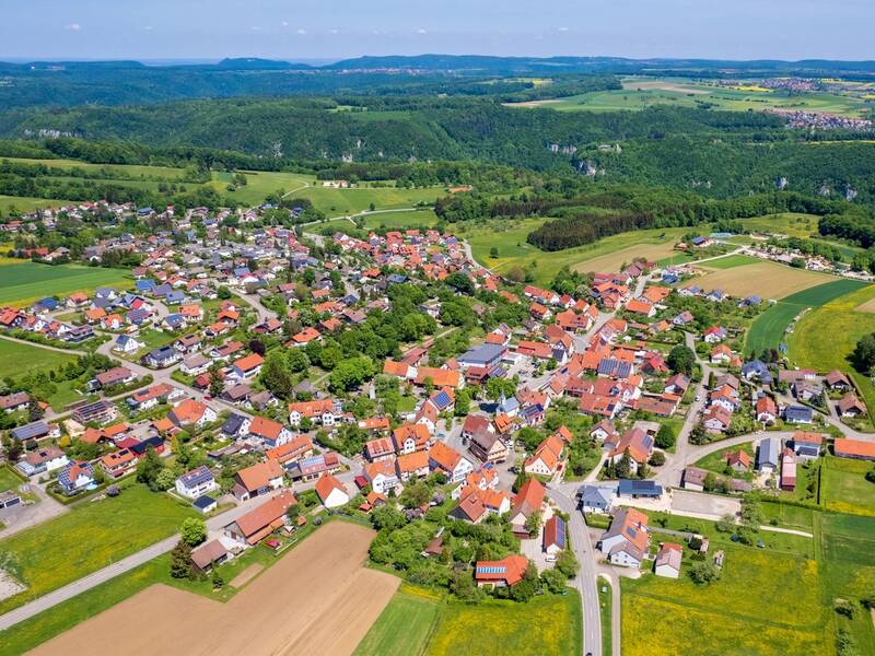 Luftbildaufnahme von Bad Urach-Sirchingen