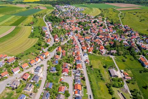 Luftbildaufnahme von Bad Urach-Wittlingen