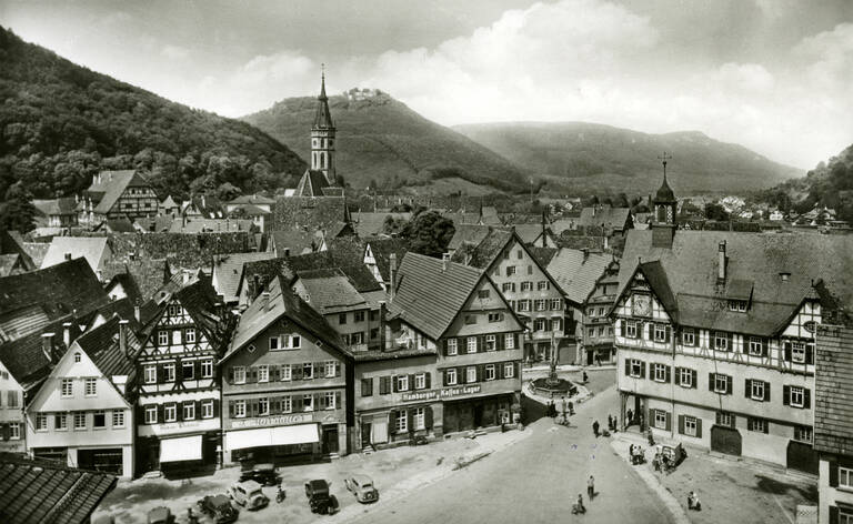 Historische Schwarzweißfotografie von Bad Urach. Darauf zu sehen ist unter anderem die Kirche St. Amandus.