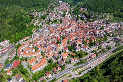 Luftbildaufnahme von Bad Urach. Darauf zu sehen ist unter anderem die Kirche St. Amandus.