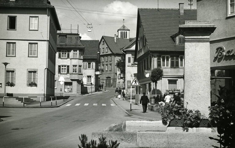 Historische Schwarzweißfotografie der Innenstadt von Eningen unter Achalm