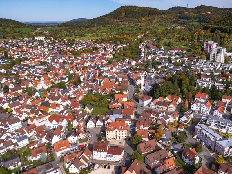 Luftbildaufnahme von Eningen unter Achalm