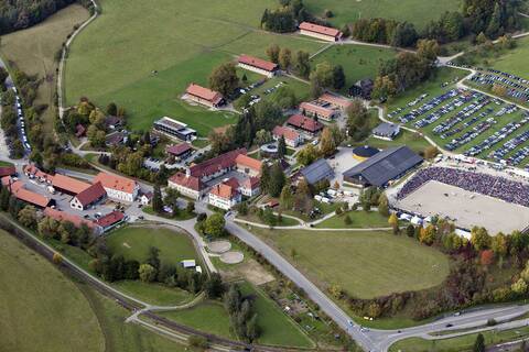 Luftbildaufnahme von Gomadingen-Marbach. Darauf zu sehen ist das Haupt- und Landgestüt Marbach.