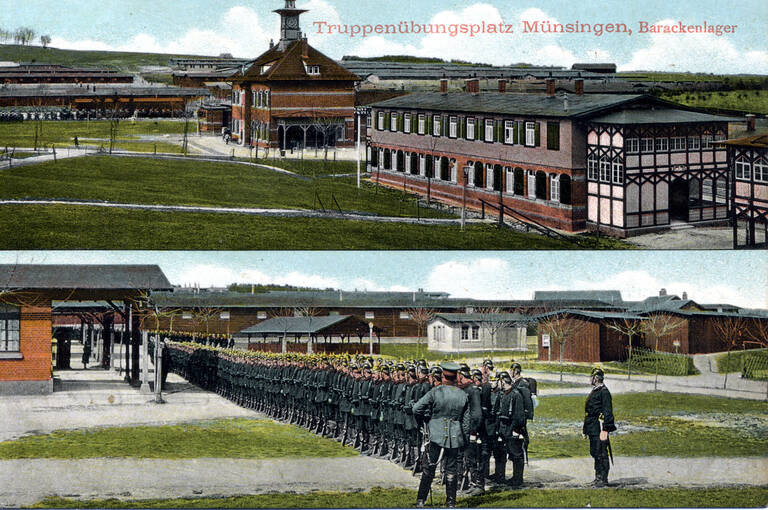 Historische Ansichtskarte vom Truppenübungsplatz Münsingen. In der unteren Bildhälfte sind Soldaten beim Appell abgebildet. In der oberen Bildhälfte abgebildet und beschriftet: "Truppenübungsplatz Münsingen, Barackenlager".