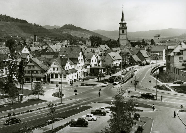Historische Schwarzweißfotografie der Innenstadt von Metzingen. Zu sehen ist unter anderem die Martinskirche.