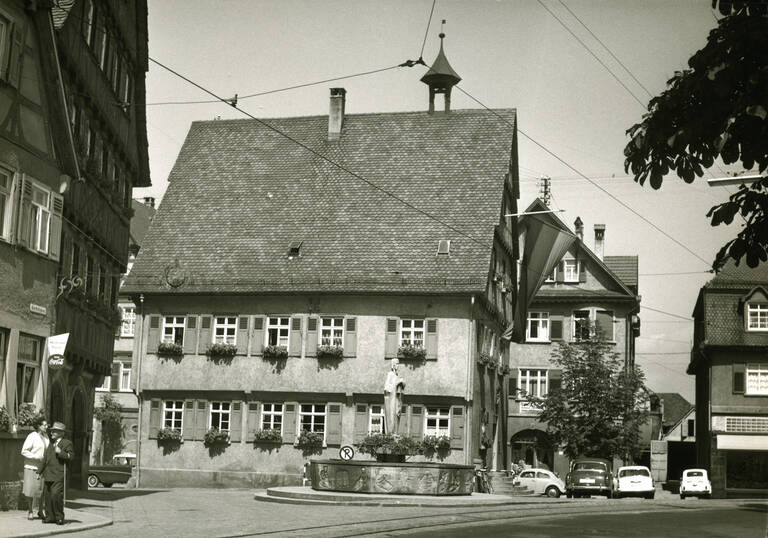 Historische Schwarzweißfotografie des Marktplatzes von Pfullingen mit Marktbrunnen
