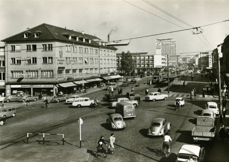 Historische Schwarzweißfotografie der Innenstadt von Reutlingen. Abgebildet ist die Ecke Karlstraße/Wilhelmstraße in Richtung Listplatz.