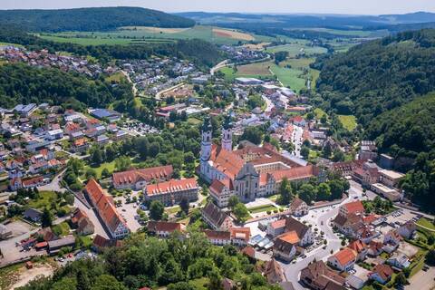Luftbildaufnahme von Zwiefalten. Im Fokus des Bildes steht der Zwiefalter Münster.